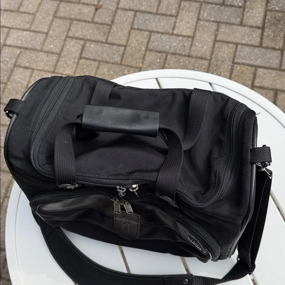 HARTMANN SMALL CARRY ON COSMETIC, TOILETRY BAG BLACK NILON WITH STRAP - Picture 5 of 14